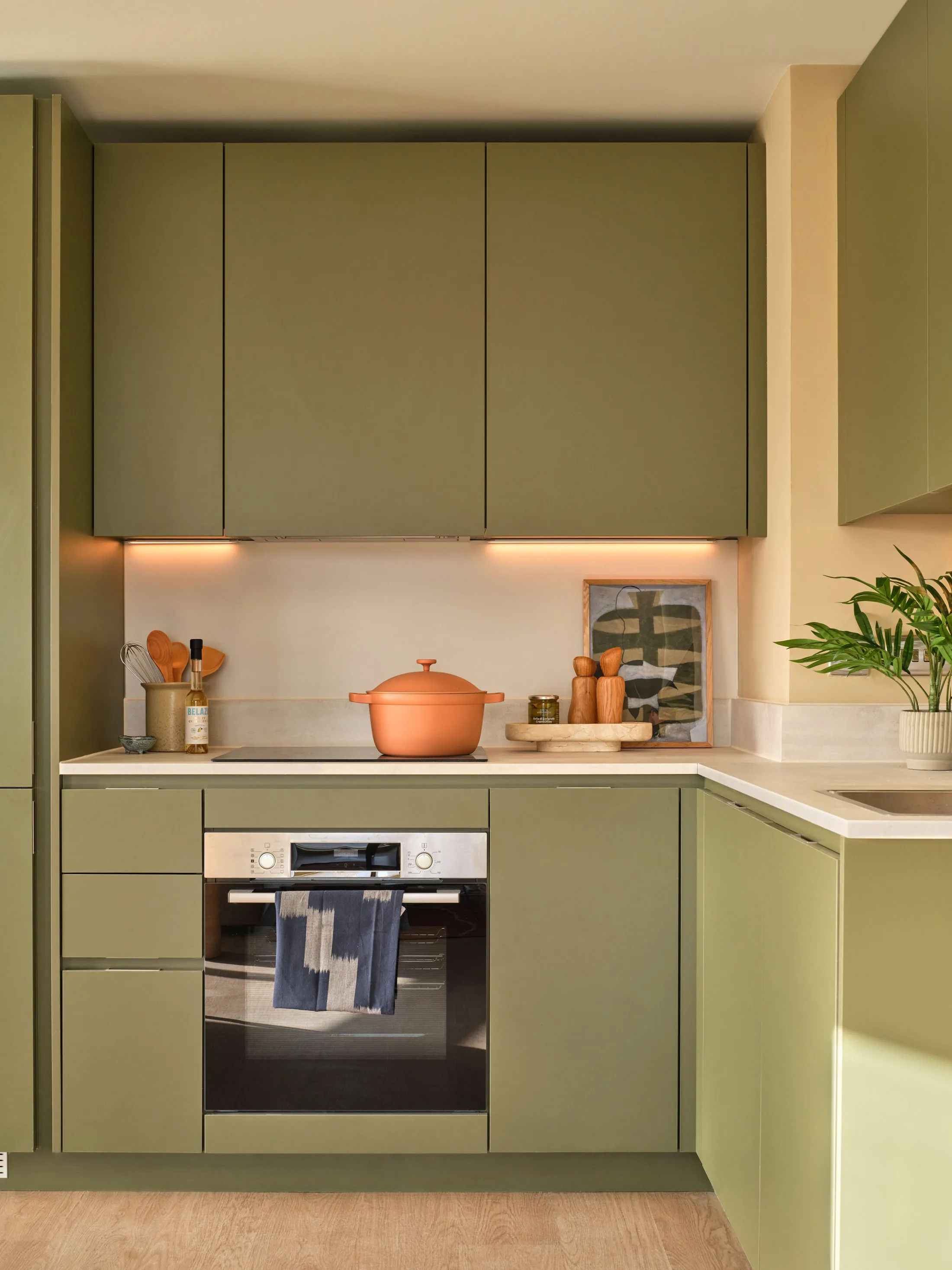 LOFLINES Belfast - 1 bedroom apartment -  kitchen with lights and utilities included