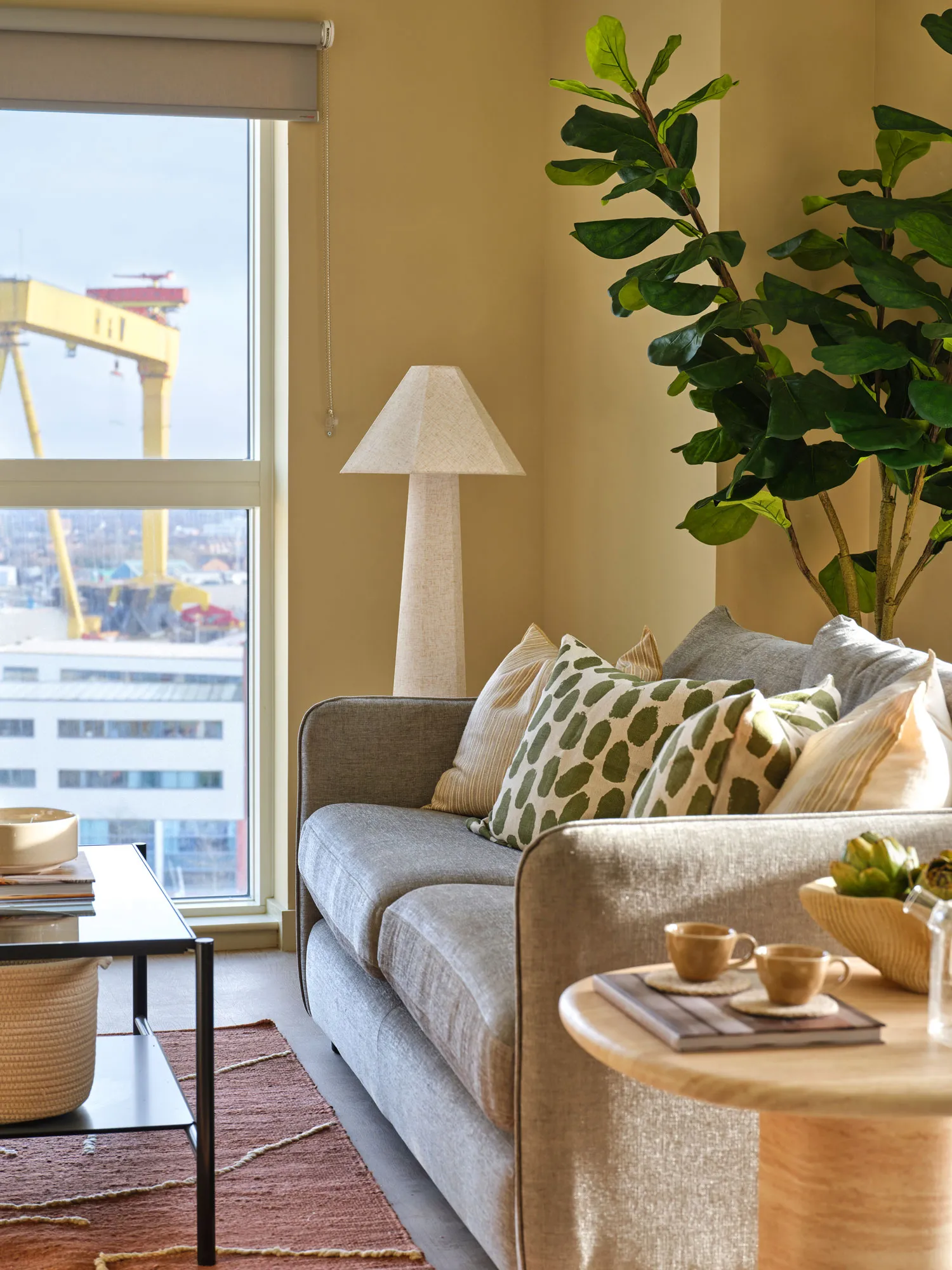 LOFLINES Belfast - 1 bedroom apartment - Living view crane light