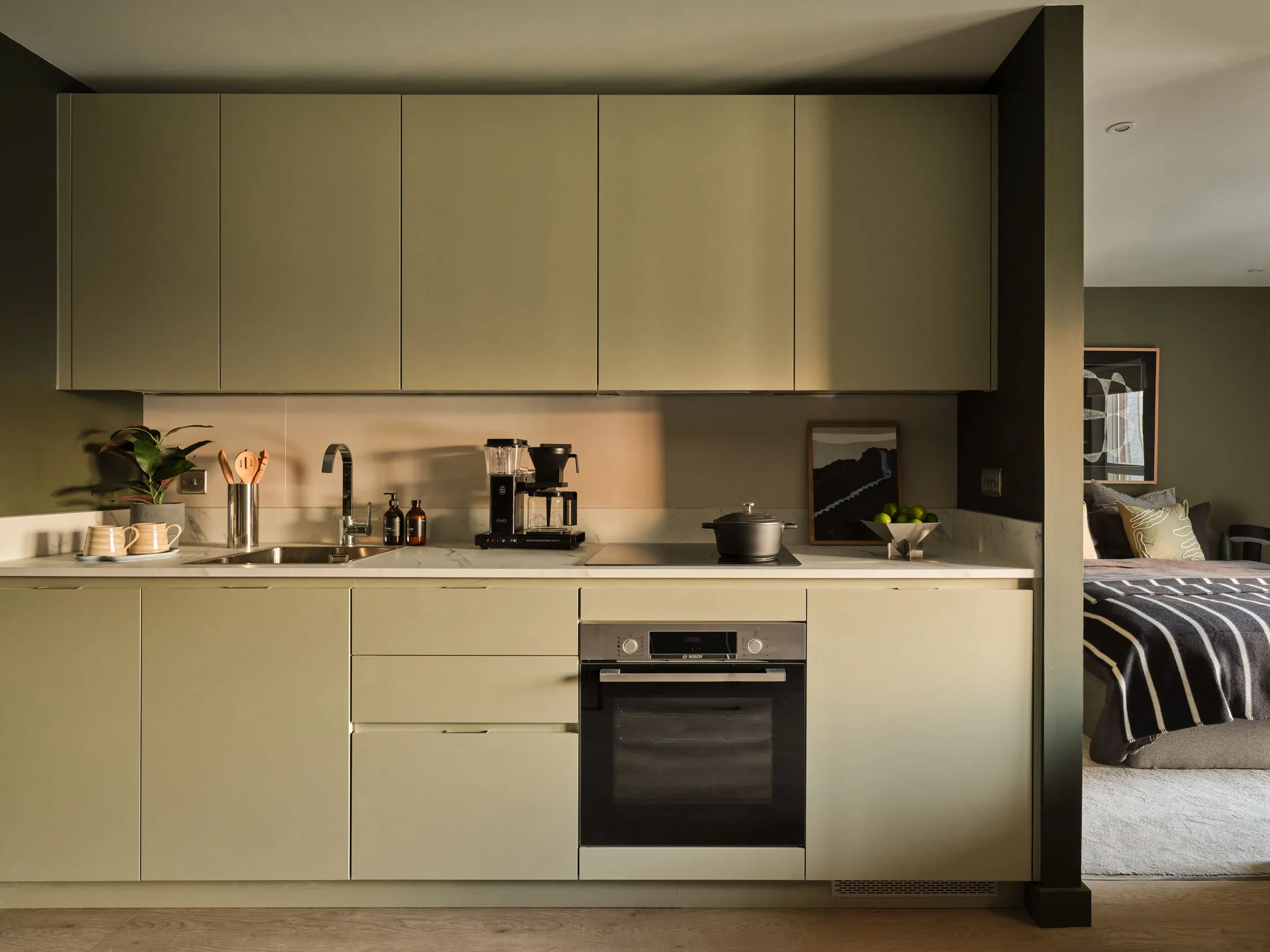 LOFTLINES Belfast - Studio apartment - Kitchen and bedroom with natural light